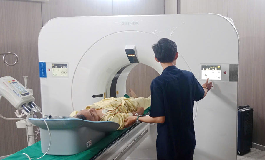 Kỹ thuật viên vận hành, kiểm tra hệ thống CT Spectral 512 lát cắt trước khi thực hiện chụp tim cho bệnh nhân.
