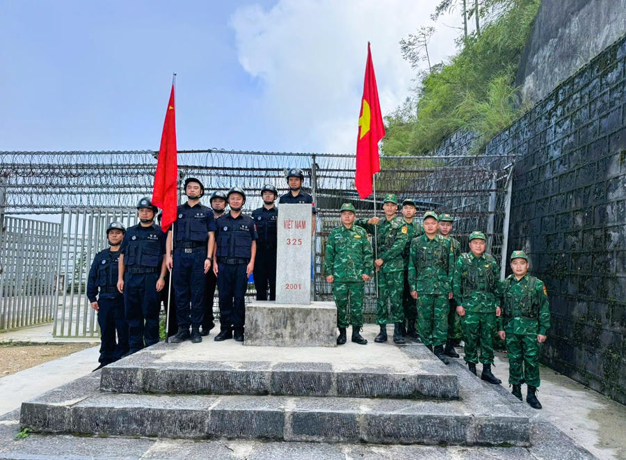 Đồn Biên phòng Nghĩa Thuận (Việt Nam) và Đồn Công an biên giới Bát Bố (Trung Quốc) chụp ảnh lưu niệm sau buổi tuần tra liên hợp, thể hiện tinh thần hòa bình, hữu nghị, hợp tác và phát triển khu vực biên giới. (Ảnh: Hoàng Chính).