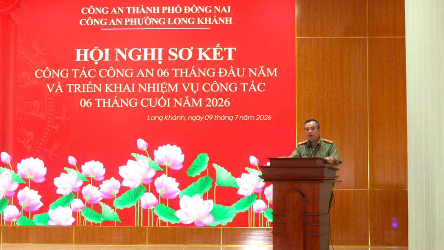 Đại biểu trình bày báo cáo công tác tại hội nghị.