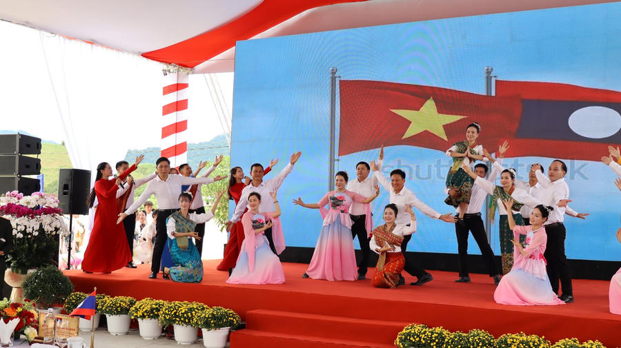 Văn nghệ chào mừng.