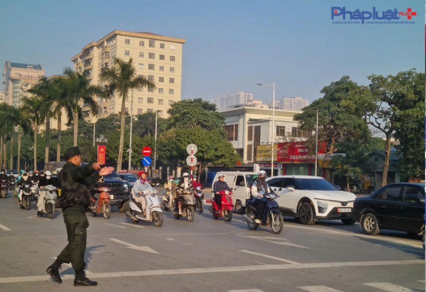Lực lượng chức năng điều hướng giao thông tại nút giao Lê Quang Đạo