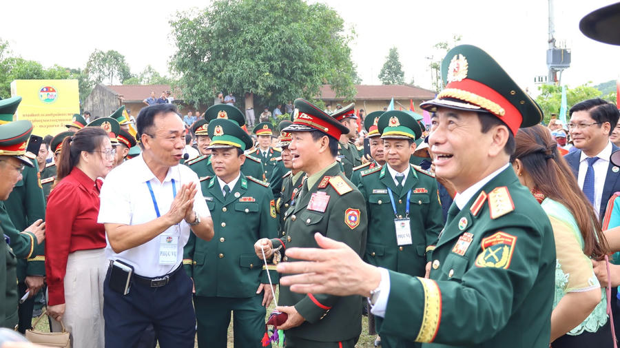 Đại biểu 2 nước tham gia các trò chơi dân gian.