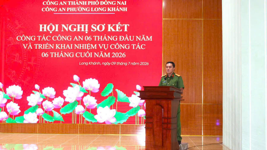 Đại biểu trình bày báo cáo công tác tại hội nghị.