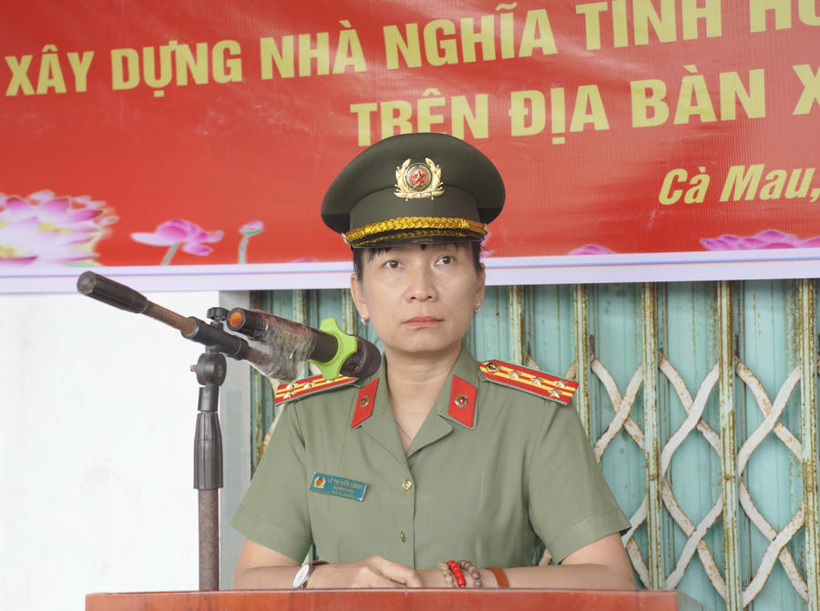 PGS. TS. Đại tá Lê Thị Hiền Lương - Trưởng khoa Lý luận chính trị và Khoa học xã hội, Trường Đại học An ninh nhân dân phát biểu tại buổi lễ.