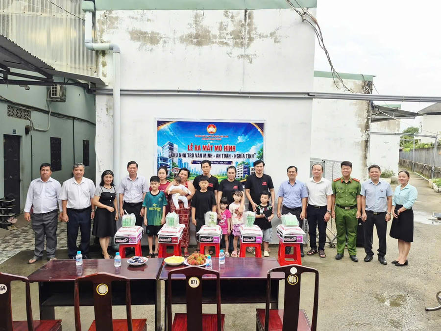 Ủy ban MTTQ Việt Nam phường Long Thành đã trao tặng 10 phần quà cho các công nhân, người thuê trọ có hoàn cảnh khó khăn.