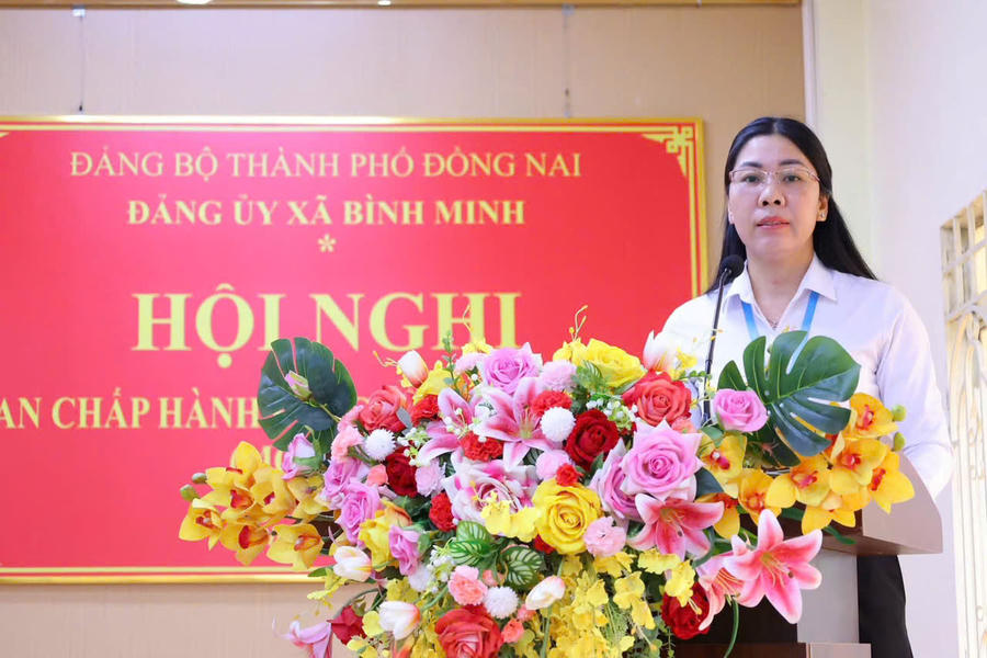 Đại biểu ban ngành trình bày báo cáo tại hội nghị.