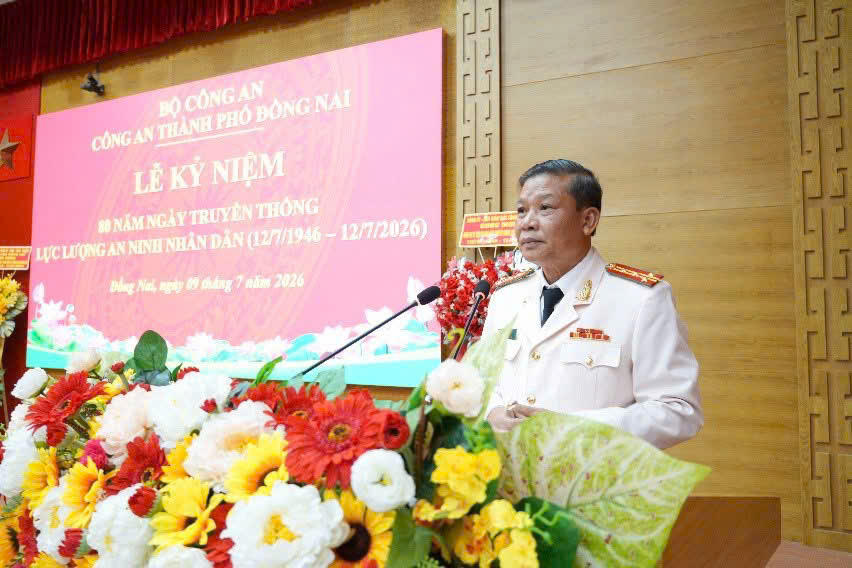 Đại tá Dương Văn Mạnh, Phó Bí thư Đảng ủy, Phó Giám đốc Công an TP Đồng Nai chủ trì buổi lễ.