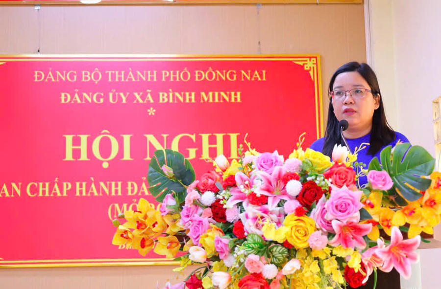 Đại biểu ban ngành trình bày báo cáo tại hội nghị.