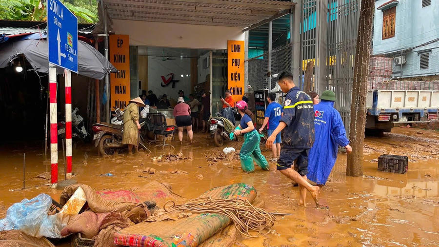 Bùn đất tràn vào nhà dân.