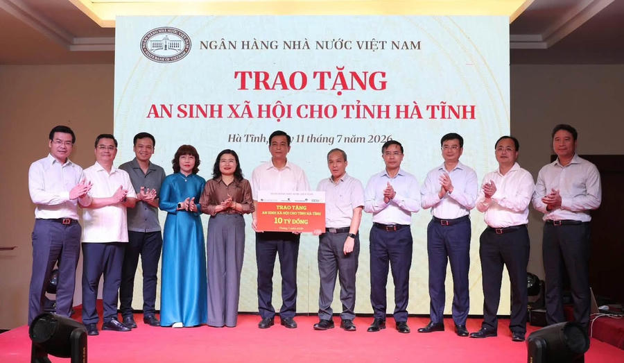 Ngân hàng Nhà nước Việt Nam đã trao biểu trưng nguồn lực an sinh xã hội trên địa bàn tỉnh Hà Tĩnh.