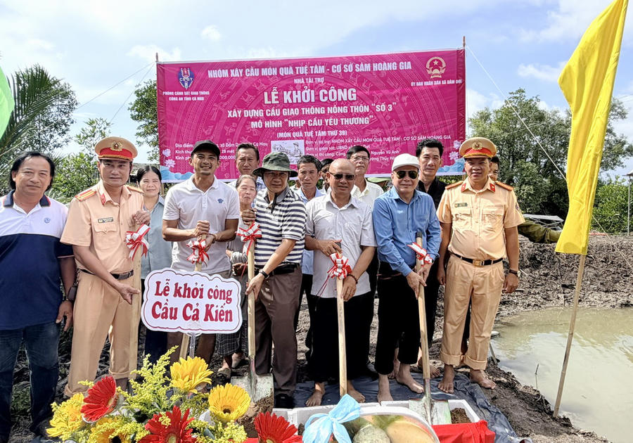 Các đại biểu chụp ảnh tại lễ khởi công.