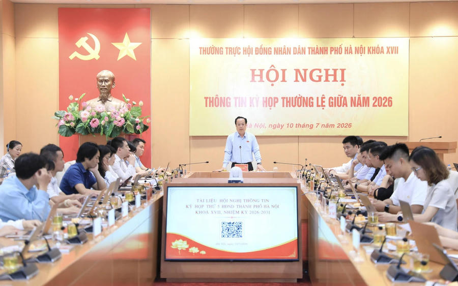 Ông Trần Thế Cương - Phó chủ tịch thường trực HĐND TP Hà Nội chủ trì hội nghị. Ảnh: Xuân Hải Ông Trần Thế Cương - Phó chủ tịch thường trực HĐND TP Hà Nội chủ trì hội nghị. Ảnh: Xuân Hải