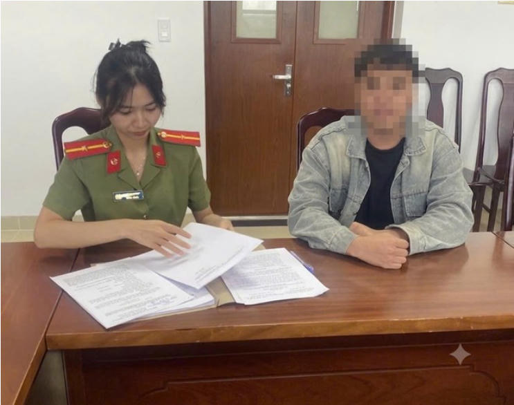 Bùi Văn Hòa làm việc tại cơ quan công an. Ảnh: Công an cung cấp