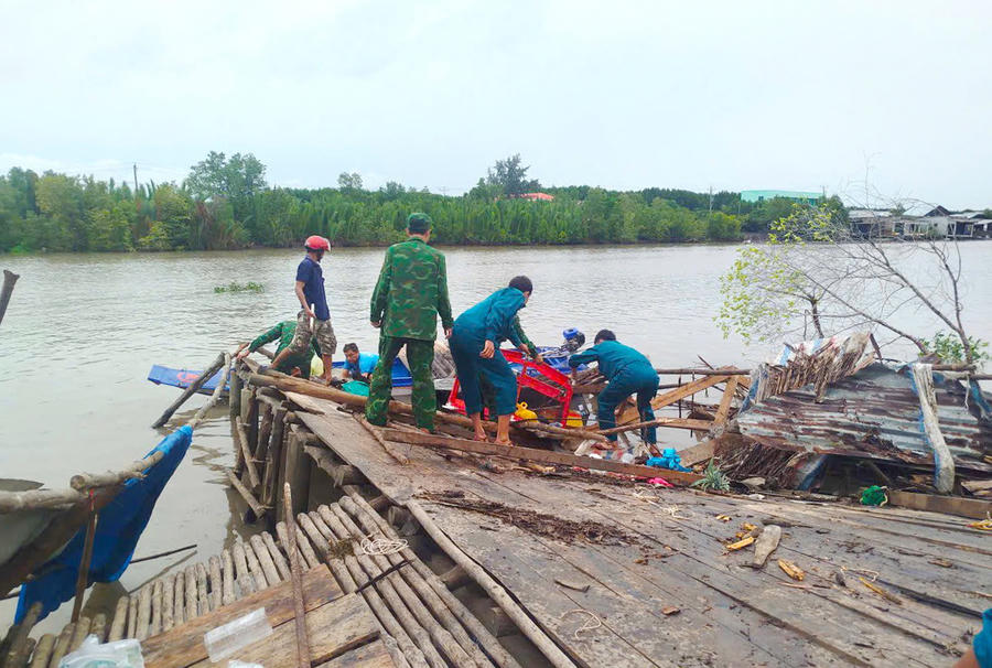 Căn nhà của ông Dương Văn Nước bị hư hỏng hoàn toàn sau vụ sạt lở.