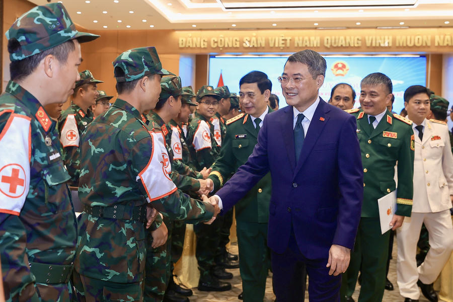Thủ tướng Chính phủ Lê Minh Hưng, Đại tướng Phan Văn Giang, Ủy viên Bộ Chính trị, Phó Thủ tướng Chính phủ, Bộ trưởng Bộ Quốc phòng và các cán bộ, chiến sĩ tại lễ tuyên dương - Ảnh: VGP/Nhật Bắc