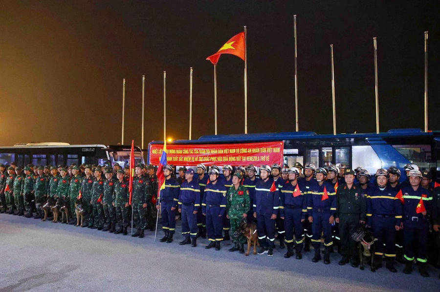 Lực lượng cứu nạn, cứu hộ trở về Việt Nam sau khi hoàn thành xuất sắc nhiệm vụ.