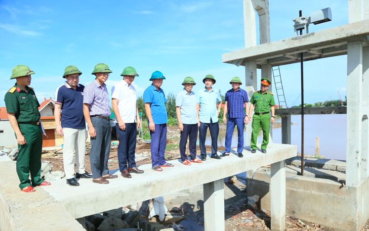 Ông Lại Văn Hoàn, Phó Chủ tịch UBND tỉnh Hưng Yên cùng đoàn công tác kiểm tra tiến độ thi công công trình phòng, chống thiên tai tại cống Doãn Đông thuộc địa bàn xã Hưng Phú. Ông Lại Văn Hoàn, Phó Chủ tịch UBND tỉnh Hưng Yên cùng đoàn công tác kiểm tra tiến độ thi công công trình phòng, chống thiên tai tại cống Doãn Đông thuộc địa bàn xã Hưng Phú.