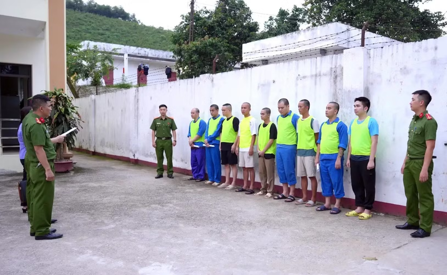 Cơ quan CSĐT Công an tỉnh Lào Cai tống đạt quyết định khởi tố đối với các bị can. (Ảnh: CAND).