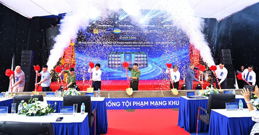 Các đại biểu thực hiện nghi thức khởi công xây dựng Trung tâm