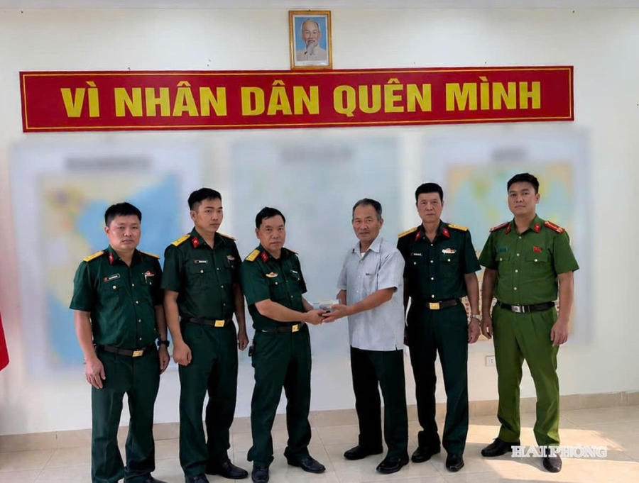 Dưới sự chứng kiến của lãnh đạo Ban Chỉ huy quân sự xã và Công an xã Tiên Lãng, đồng chí Công trao trả đầy đủ số tiền cho ông Phòng. Ảnh: Báo Hải Phòng.