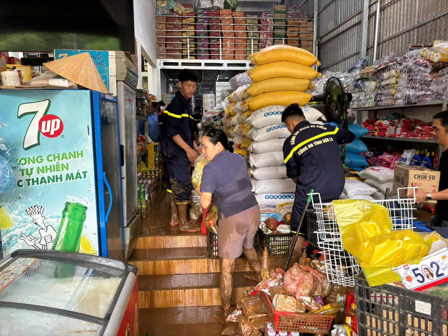 Lực lượng Cảnh sát phòng cháy, chữa cháy và cứu nạn, cứu hộ hỗ trợ nhân dân thu dọn tài sản đừa vào chỗ an toàn.