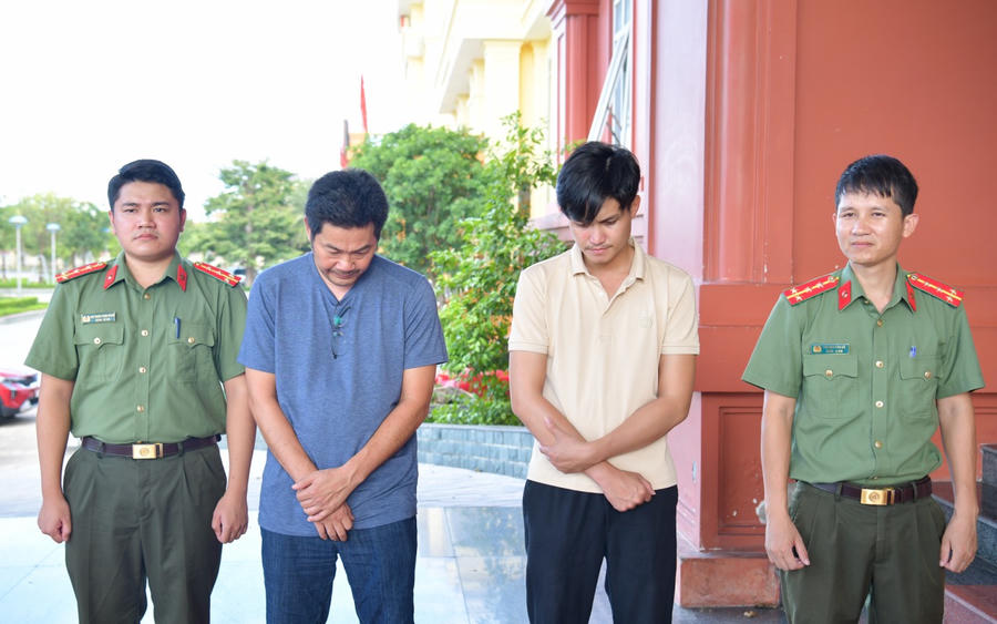 Đối tượng Dương Đăng Cường (thứ 2 từ trái sang) và Nguyễn Phúc Ân (thứ 3 từ trái sang) - Ảnh Công an Quảng Trị.