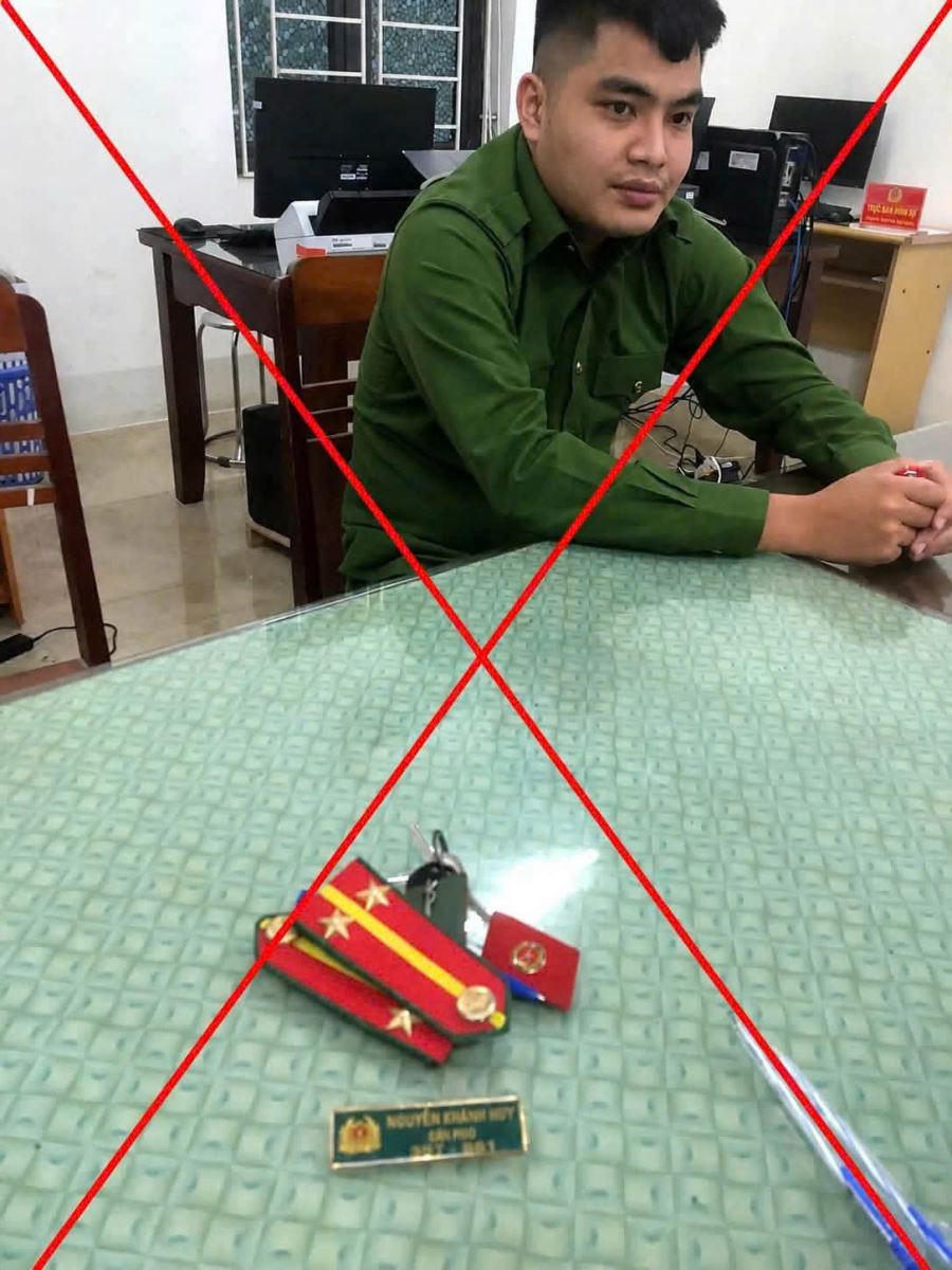 Đối tượng Nguyễn Bá Nghĩa cùng ve hàm, số hiệu CAND giả mua trên mạng internet.