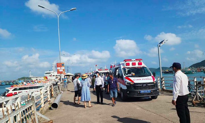 Lực lượng chức năng địa phương có mặt thực hiện công tác cứu hộ, cứu nạn các nạn nhân. Ảnh: Vietnamnet