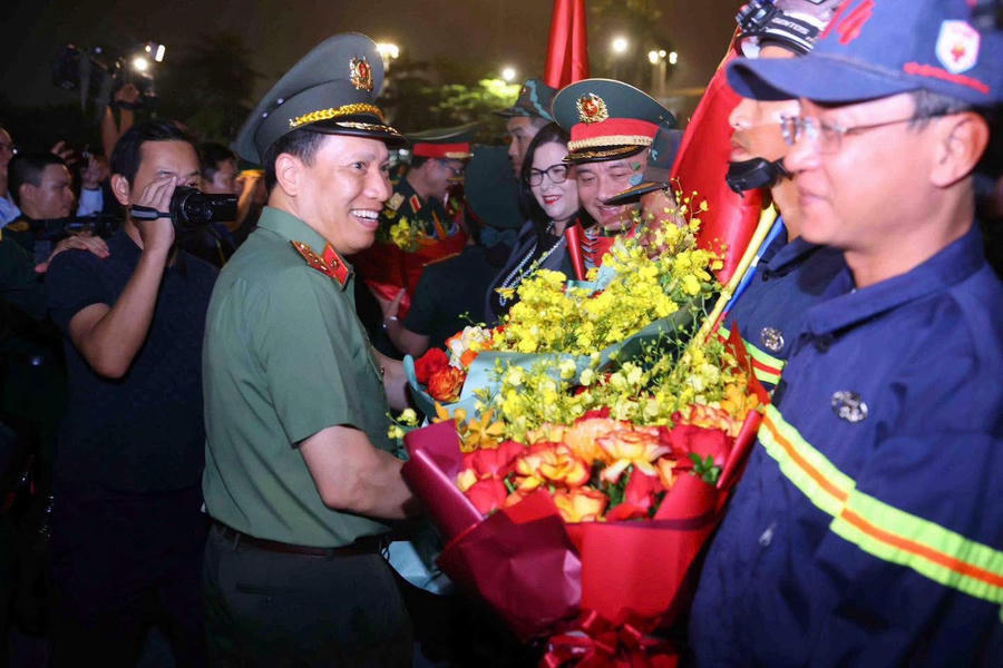 Thượng tướng Lê Văn Tuyến, Ủy viên Trung ương Đảng, Thứ trưởng Bộ Công an đã ra đón Đoàn cứu nạn, cứu hộ Việt Nam trở về.