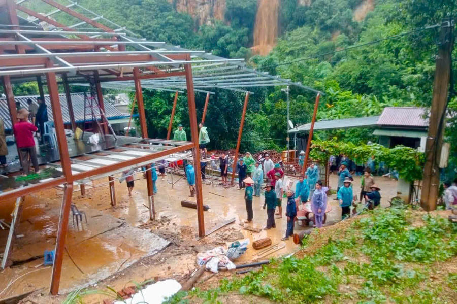 Căn nhà bị sập do mưa lũ.