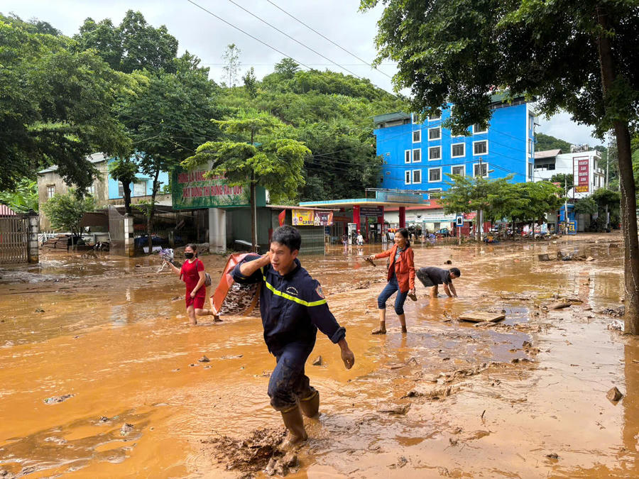 Lực lượng Cảnh sát phòng cháy, chữa cháy và cứu nạn, cứu hộ hỗ trợ nhân dân di chuyển tài sản bị ngập do mưa lũ.