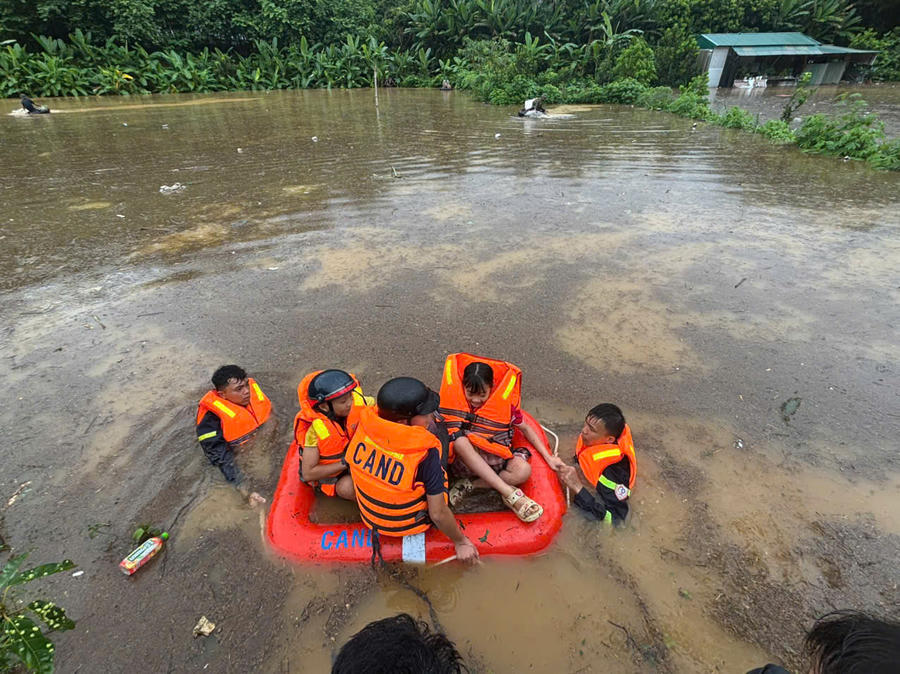 Lực lượng Công an hỗ trợ nhân dân di chuyển đến nơi an toàn.