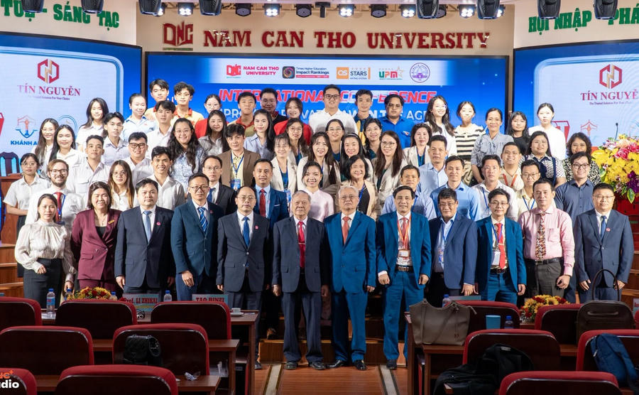 Đại biểu chụp hình lưu niệm tại Hội thảo