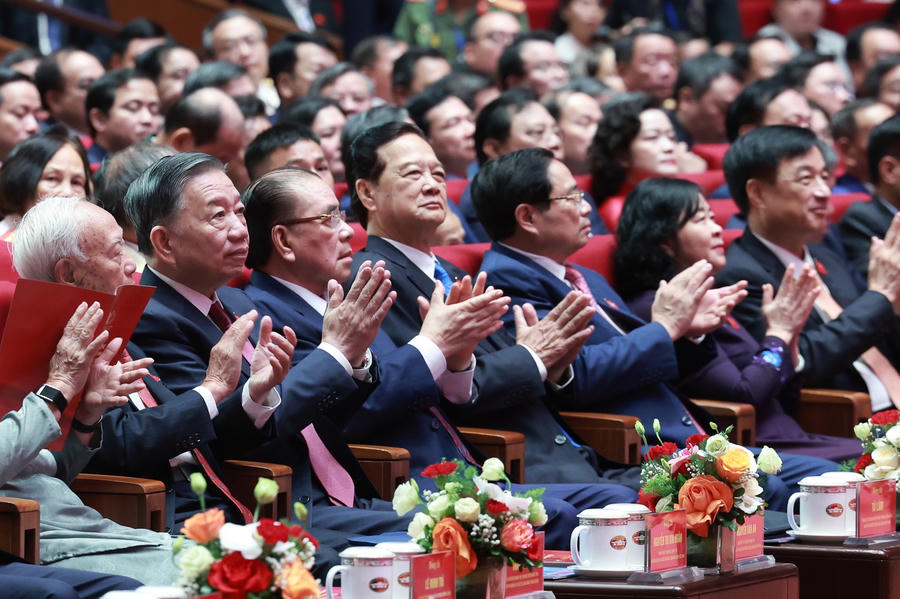 Tổng Bí thư, Chủ tịch nước cùng các đồng chí lãnh đạo, nguyên lãnh đạo Đảng, Nhà nước tham dự buổi lễ - Ảnh: VGP/Nhật Bắc