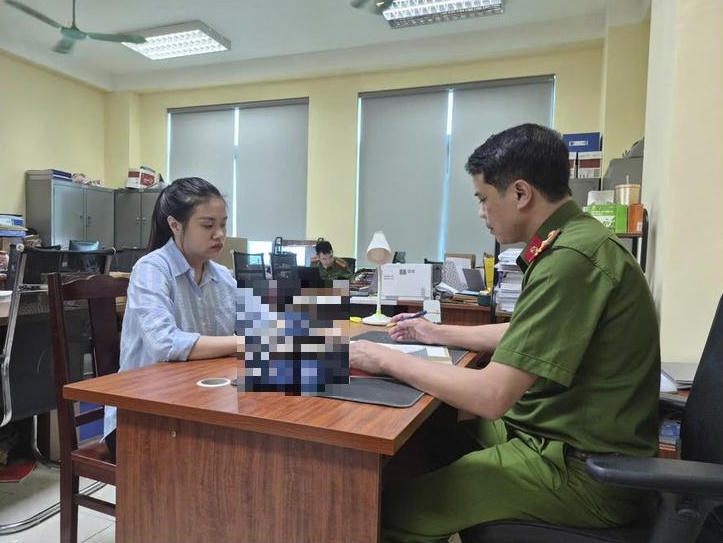 Cơ quan Công an làm việc với đối tượng Nguyễn Thị Tuyết Nga. (Ảnh: Công an tỉnh Phú Thọ)