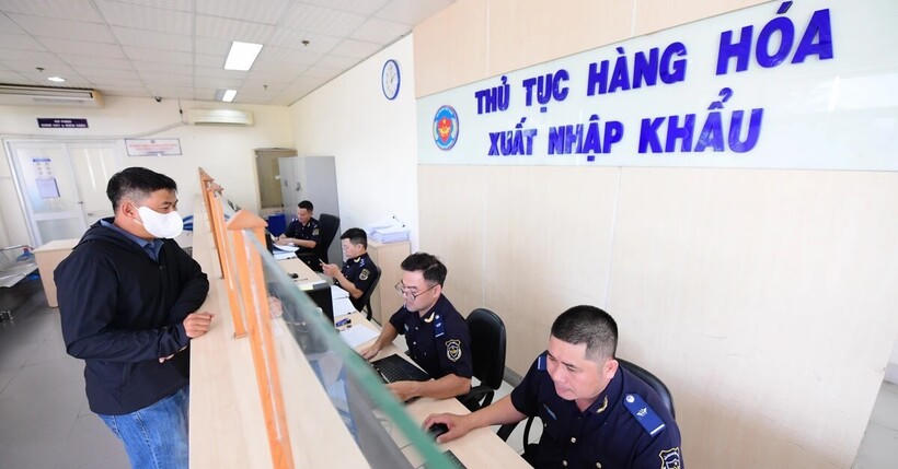 Hải quan khu vực triển khai chính sách kéo dài ưu đãi thuế đối với xăng dầu (Ảnh minh hoạ).