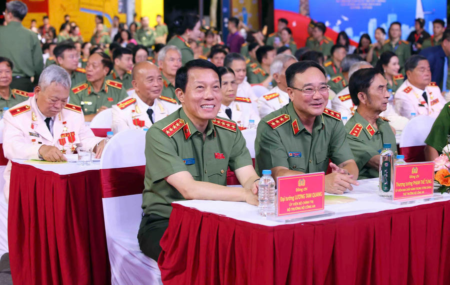 Các đại biểu tham gia chương trình.