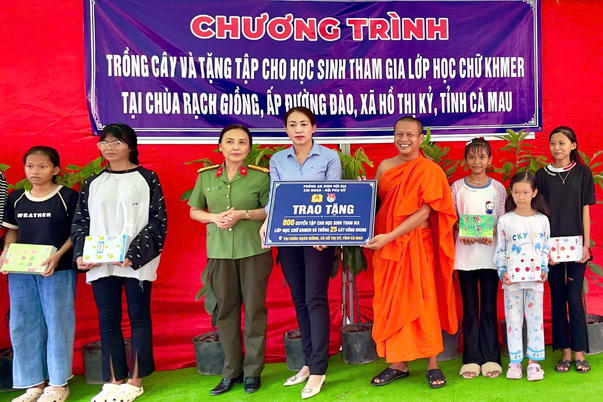 Thượng tá Lê Kiều Oanh - Phó Trưởng Phòng An ninh nội địa Công an tỉnh Cà Mau, trao bảng tượng trưng các hoạt động an sinh xã hội tại chùa Rạch Giồng, xã Hồ Thị Kỷ.