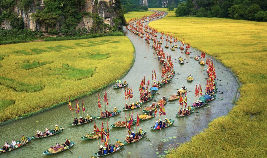 Ninh Bình thu hút du khách bởi cảnh đẹp và lịch sử văn hoá. Ảnh InT