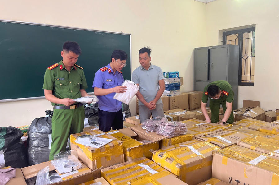 Các lực lượng chức năng tiến hành kiểm tra số hàng hóa đối tượng Nguyễn Mạnh Cường làm giả.