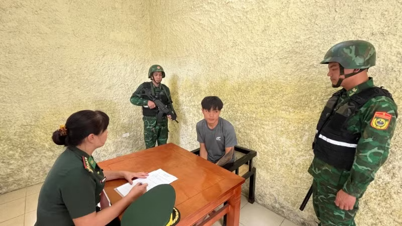 Đối tượng Hạng Seo Dũng làm việc với cơ quan điều tra.
 (Ảnh: ND).