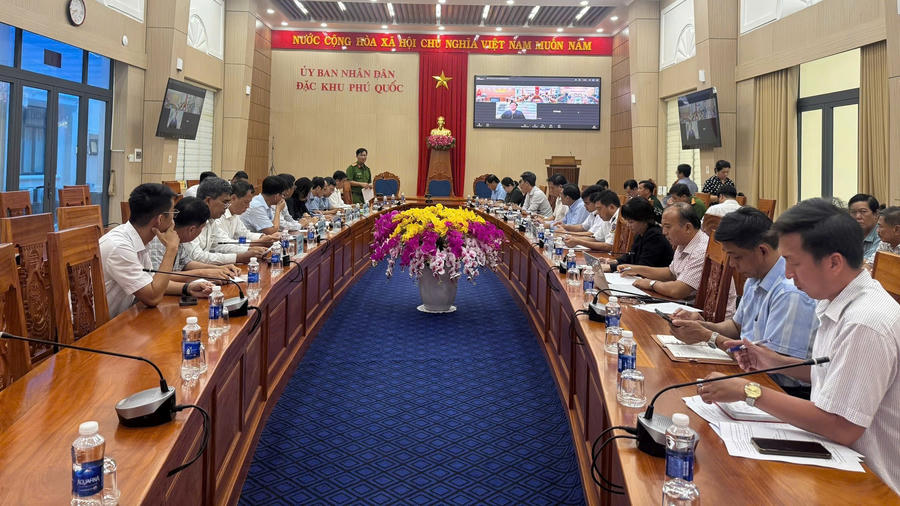 Quang cảnh cuộc họp báo về vụ việc, ông Hồ Văn Mừng - Chủ tịch UBND tỉnh An Giang chủ trì. 