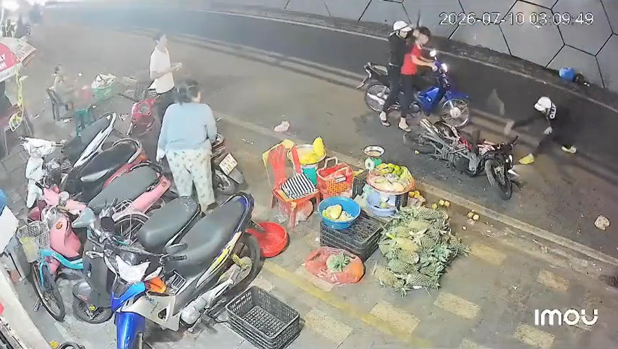 Camera an ninh nhà dân ghi lại cảnh nhóm thanh niên dùng mã tấu đập phá xe máy ở đường Nguyễn Thái Học (phường Cầu Ông Lãnh). Ảnh chụp màn hình
