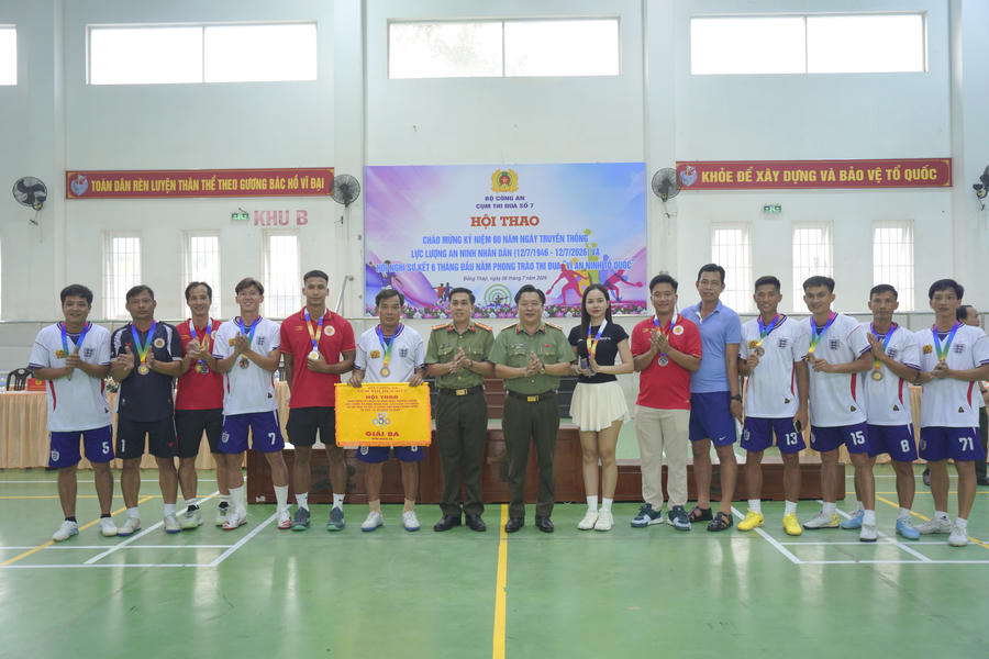 Đại tá Lê Tấn Vinh - Phó Bí thư Đảng ủy, Phó Giám đốc Công an tỉnh chụp ảnh với các vận động viên đạt giải tại Hội thao Cụm thi đua số 7.