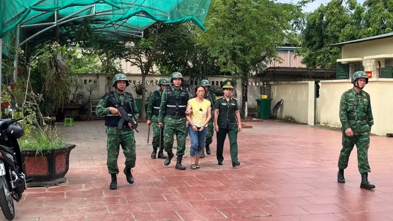 Lực lượng chức năng áp giải đối tượng Hạng Thị Mua. (Ảnh: ND)