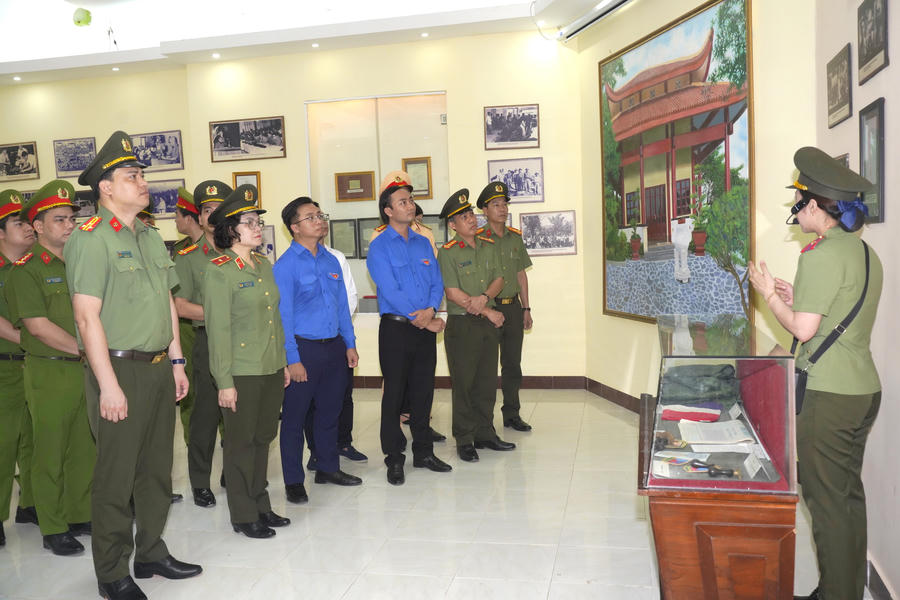 Đoàn công tác Cục Công tác chính trị, Ban Thanh niên Công an nhân dân và lãnh đạo Công an tỉnh Cà Mau sinh hoạt chính trị, tham quan và nghe thuyết minh tại Nhà trưng bày Chiến thắng Kế hoạch phản gián KHCM12 tại Khu Di tích lịch sử quốc gia Hòn Đá Bạc.