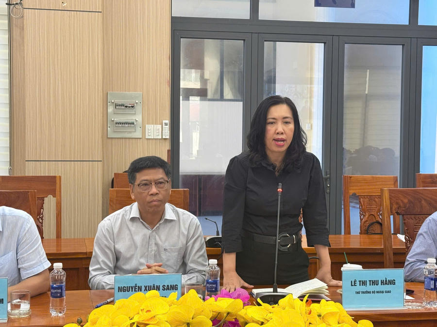 Thứ trưởng Bộ Ngoại giao Lê Thị Thu Hằng phát biểu tại cuộc họp báo.