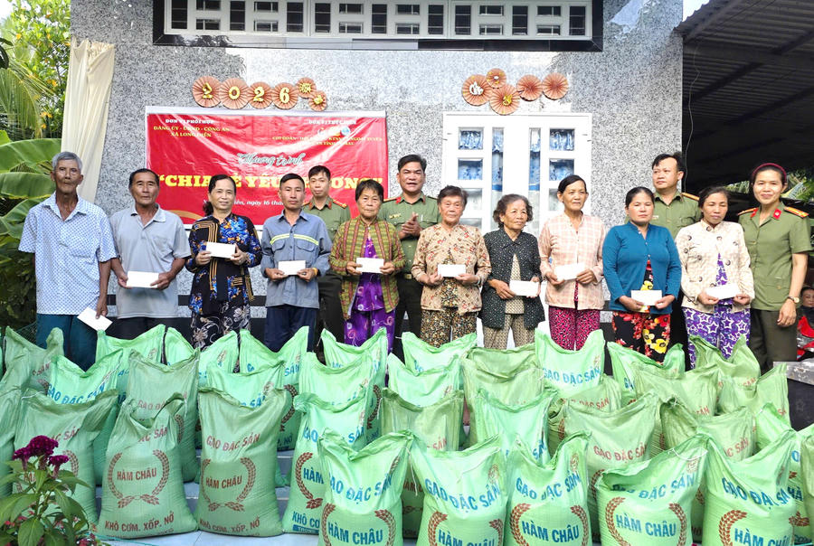 Phòng Kỹ thuật nghiệp vụ Công an tỉnh Cà Mau, tổ chức Chương trình "Chia sẻ yêu thương", trao hơn 120 phần quà cho người dân có hoàn cảnh khó khăn.