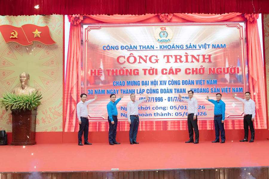 Các đại biểu thực hiện nghi thức hoàn thành công trình tời cáp chở người.