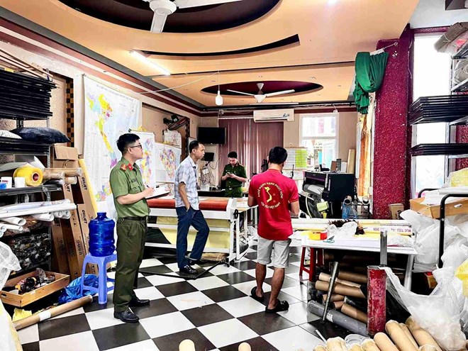 Công an Hưng Yên kiểm tra cơ sở in bản đồ hành chính không phép. Ảnh: Công an tỉnh Hưng Yên